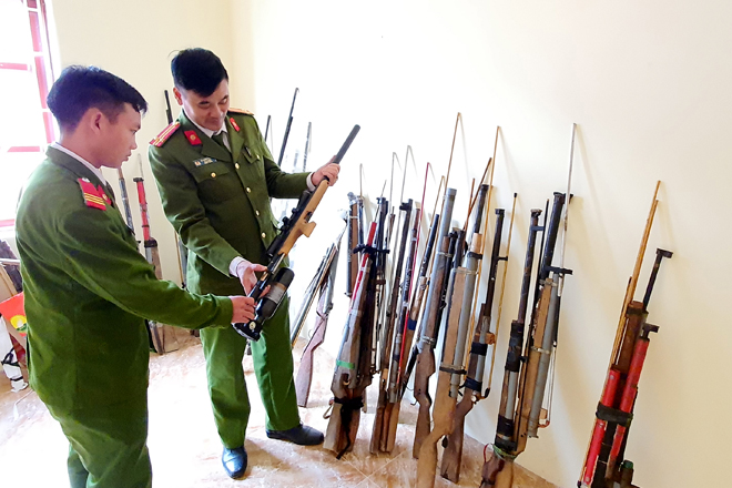 Cán bộ Công an huyện Trạm Tấu kiểm tra vũ khí thu hồi do nhân dân giao nộp    (ảnh : Văn Tuấn)